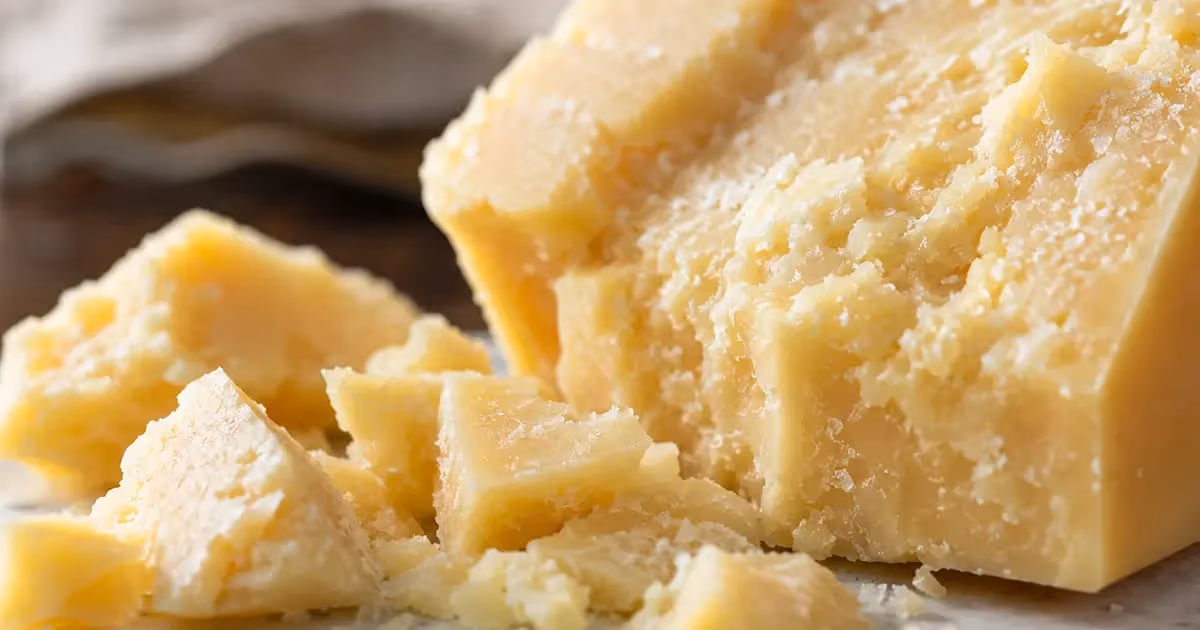 Pezzo di Grana Padano DOP con scaglie spezzate a mano dalla pasta granulosa color paglierino